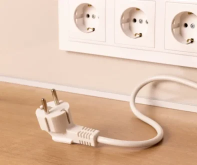 Detail elektrické zástrčky vytažené ze zásuvky