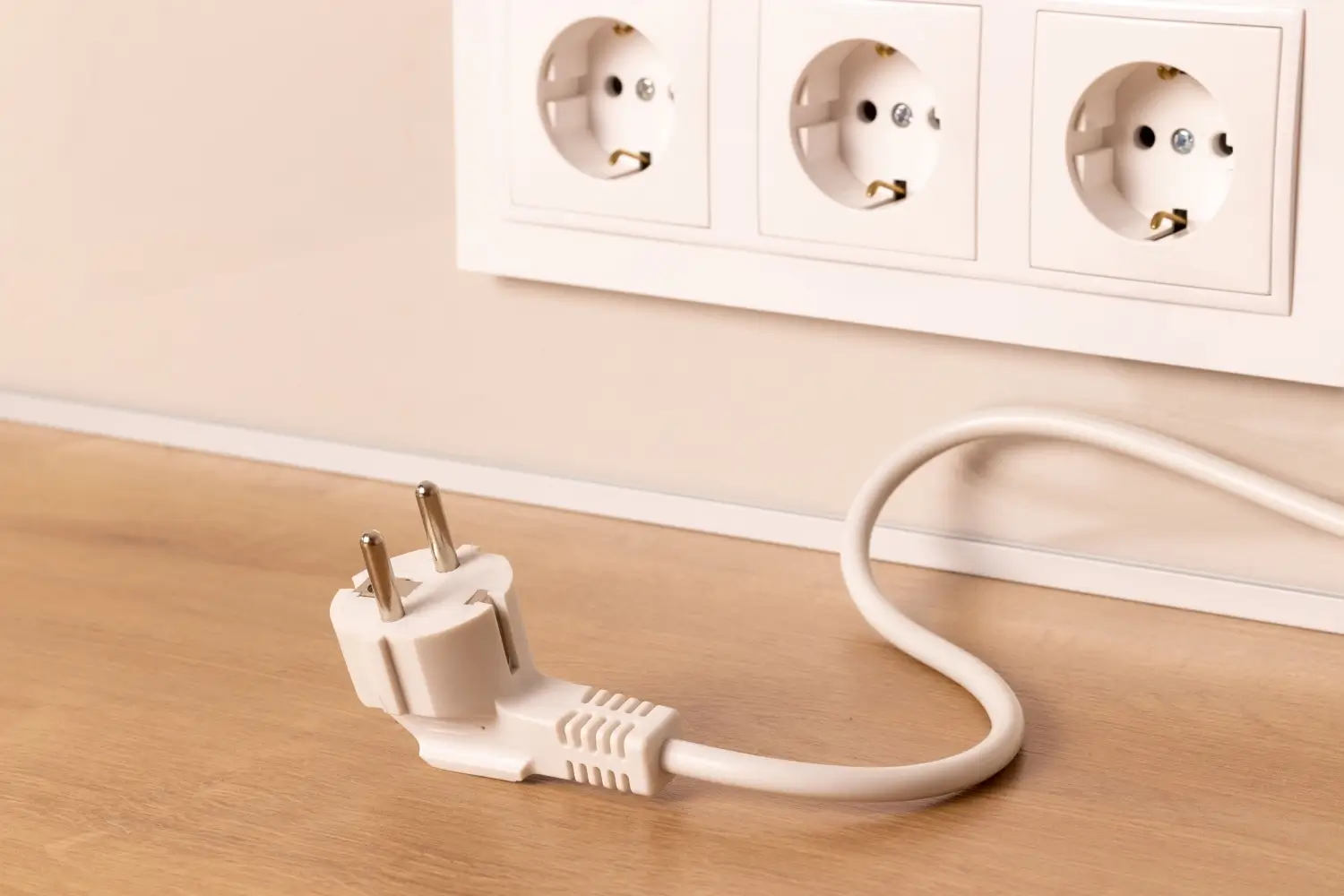 Detail elektrické zástrčky vytažené ze zásuvky