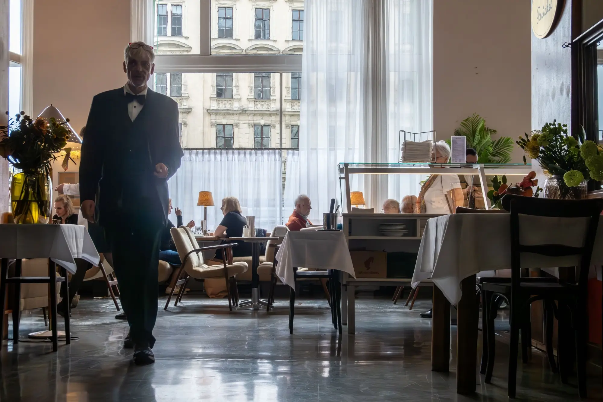 Číšník v rakouské restauraci.