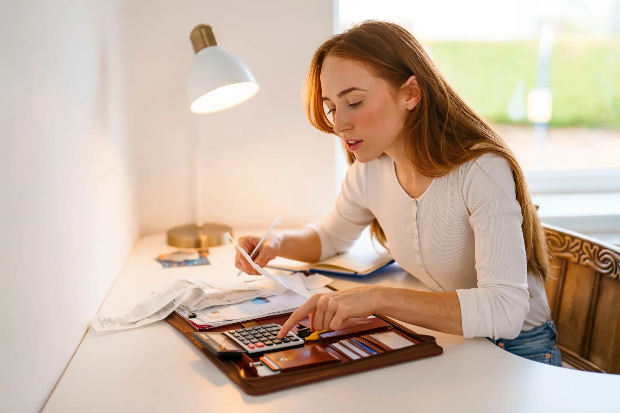 - ByznysDeník Žena kontroluje účty