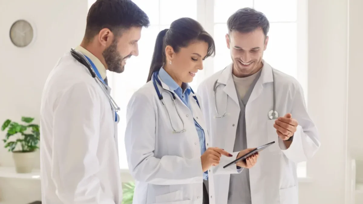 Mladí lékaři odcházejí a v Česku jich pak máme nedostatek. Mladí lékaři odcházejí a v Česku jich pak máme nedostatek.