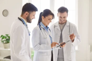 Mladí lékaři odcházejí a v Česku jich pak máme nedostatek.