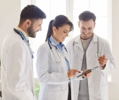 Mladí lékaři odcházejí a v Česku jich pak máme nedostatek. Mladí lékaři odcházejí a v Česku jich pak máme nedostatek.