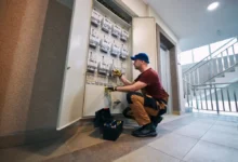 Elektrikář zapojuje rozvaděč v bytovém domě