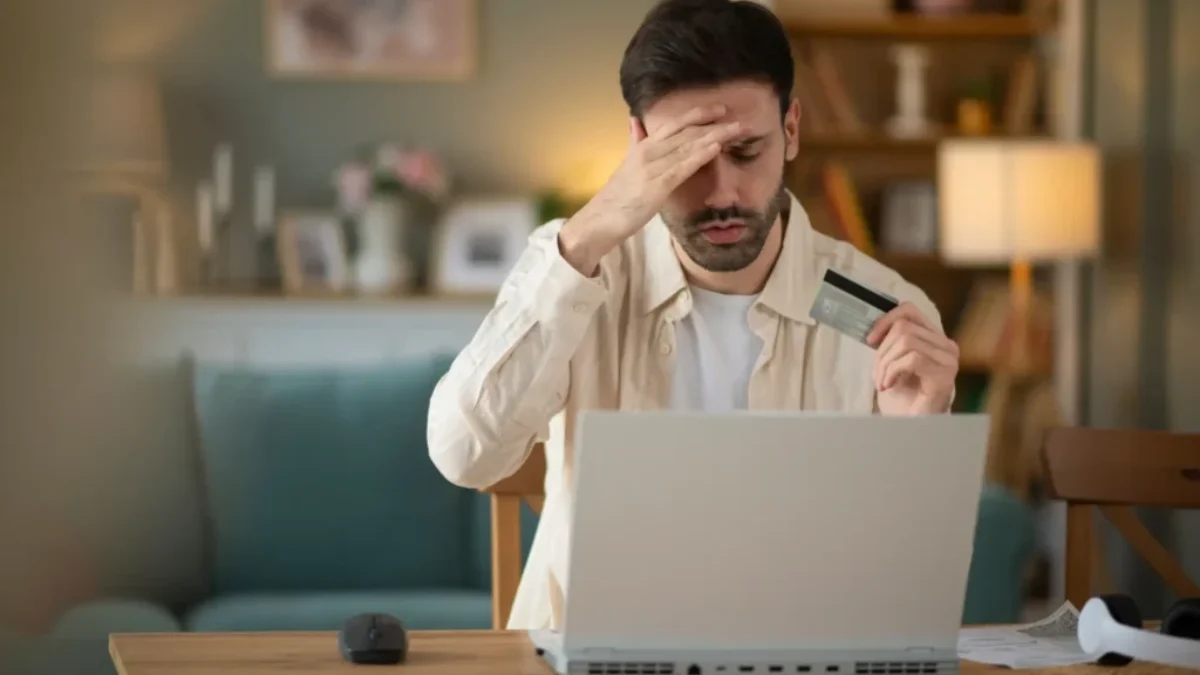Pozor, komu necháváte údaje ze svojí platební karty Muž s platební kartou v ruce
