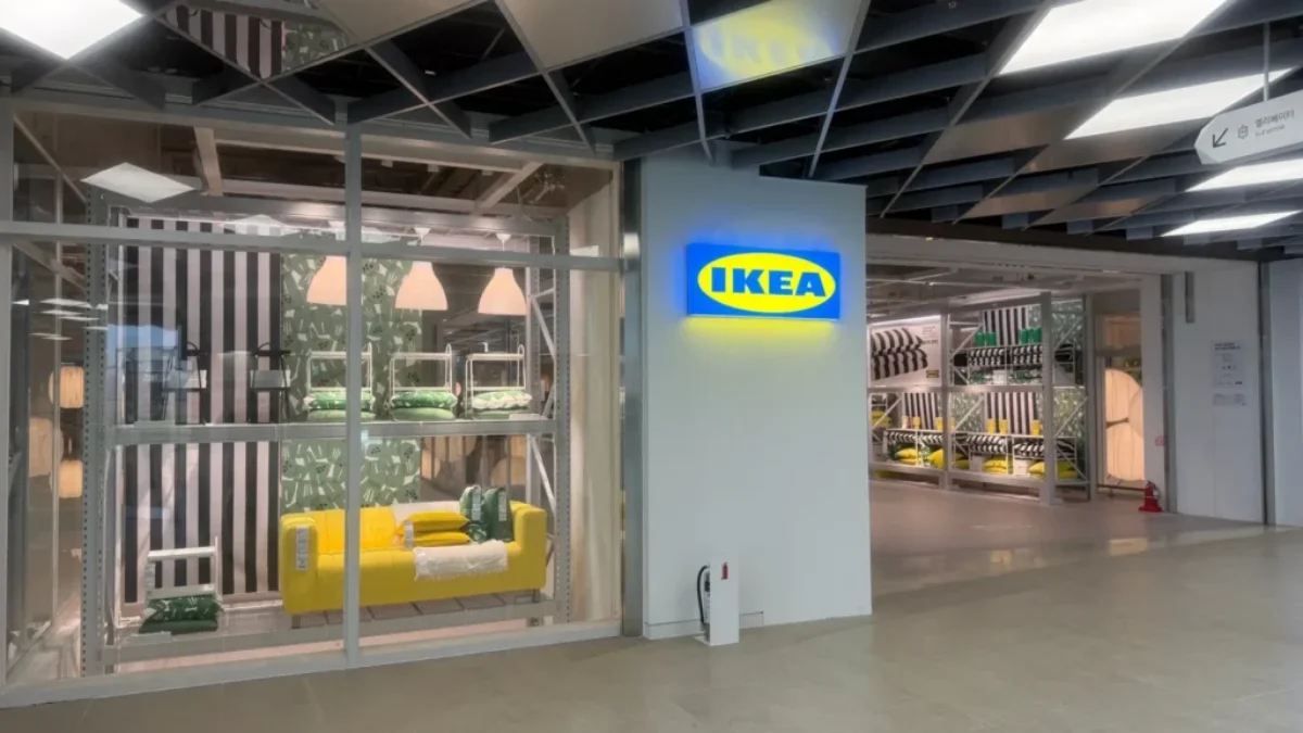 Vstup do showroomu IKEA s vystaveným nábytkem a doplňky