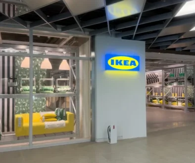 Vstup do showroomu IKEA s vystaveným nábytkem a doplňky
