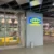 Vstup do showroomu IKEA s vystaveným nábytkem a doplňky