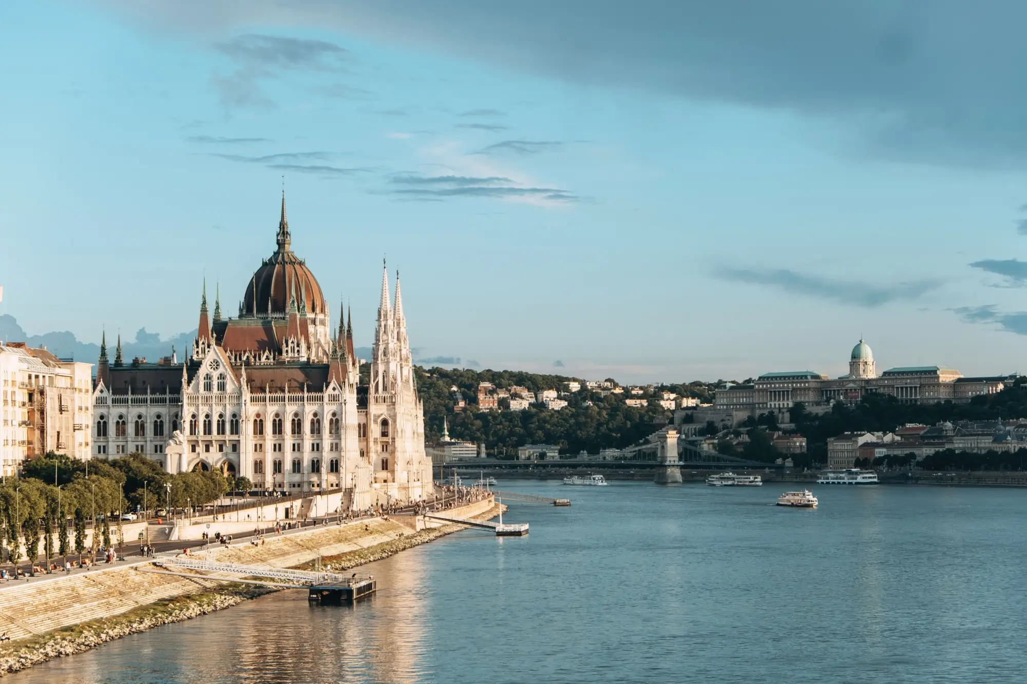 - ByznysDeník Pohled na budovu parlamentu a řeku Dunaj.