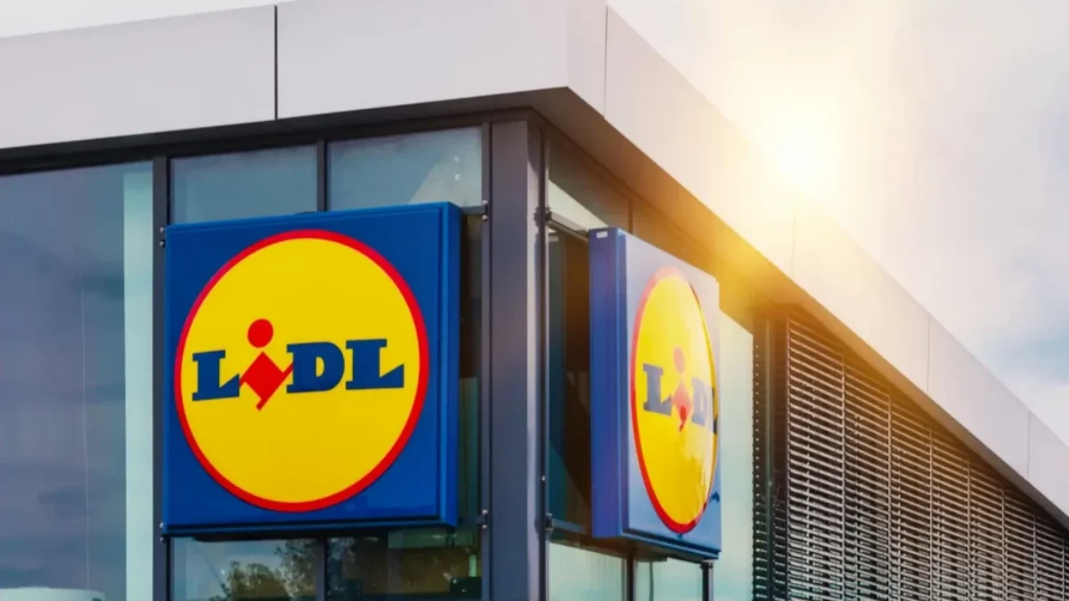 Pohled na moderní prodejnu Lidlu s logem na fasádě
