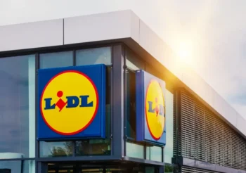 Pohled na moderní prodejnu Lidlu s logem na fasádě