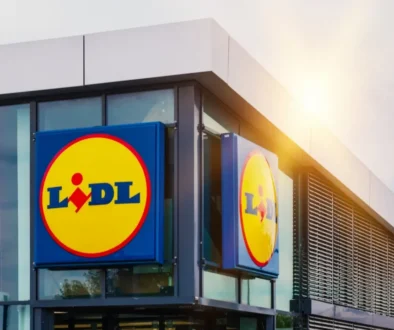 Pohled na moderní prodejnu Lidlu s logem na fasádě