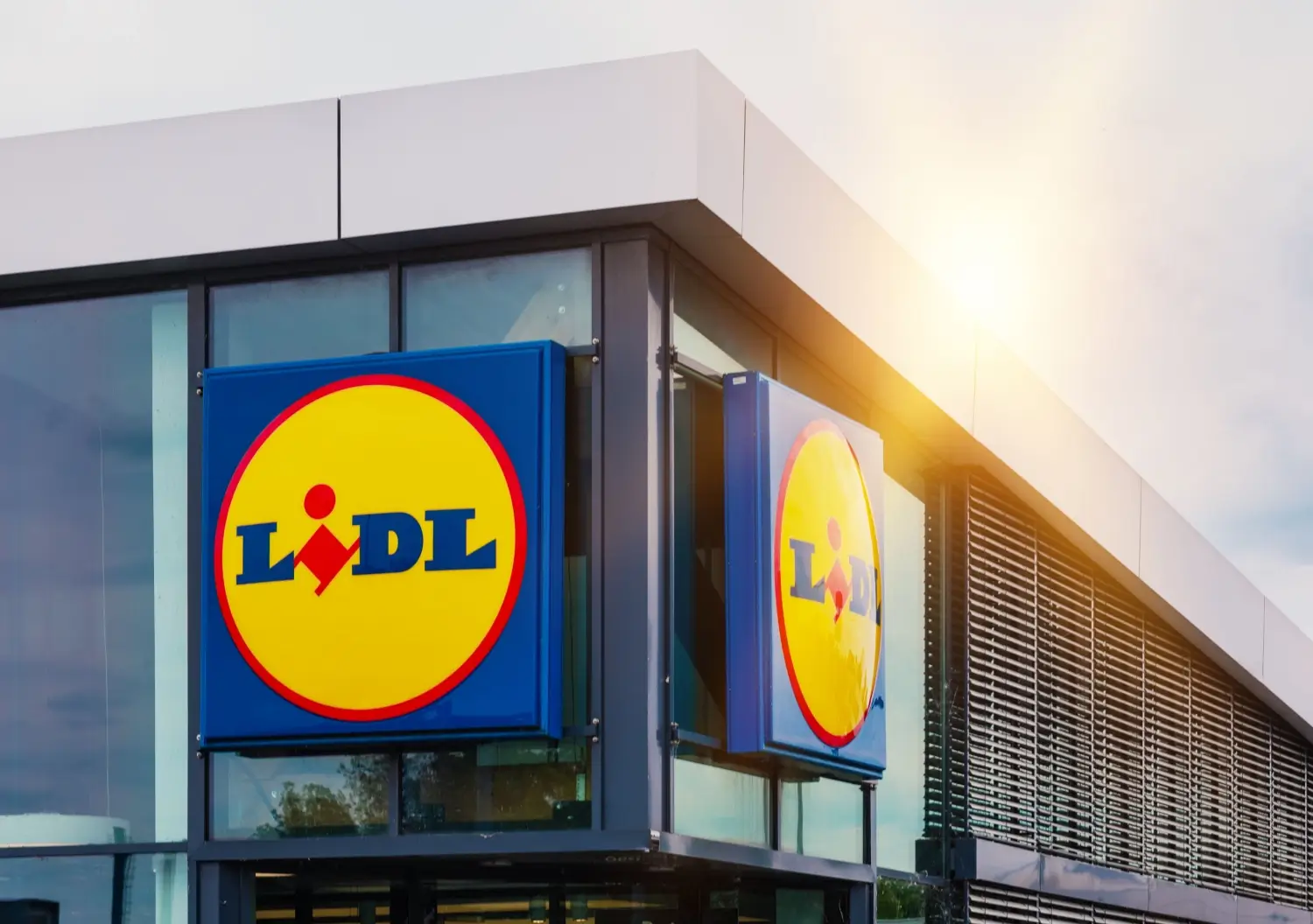 Pohled na moderní prodejnu Lidlu s logem na fasádě