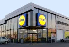 Moderní prodejna Lidl s prosklenou fasádou a výrazným logem na dvou stranách budovy.