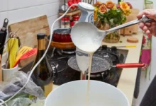 Žena nalévá těsto naběračkou do mísy