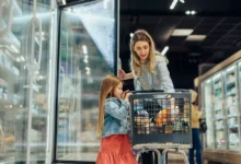 Matka s dcerou nakupují v supermarketu