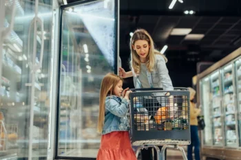 Matka s dcerou nakupují v supermarketu