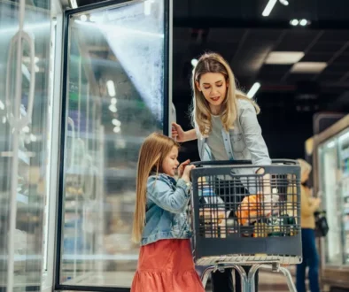 Matka s dcerou nakupují v supermarketu