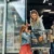 Matka s dcerou nakupují v supermarketu