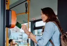 žena kupující jízdenku v tramvaji