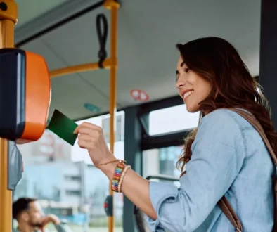 žena kupující jízdenku v tramvaji