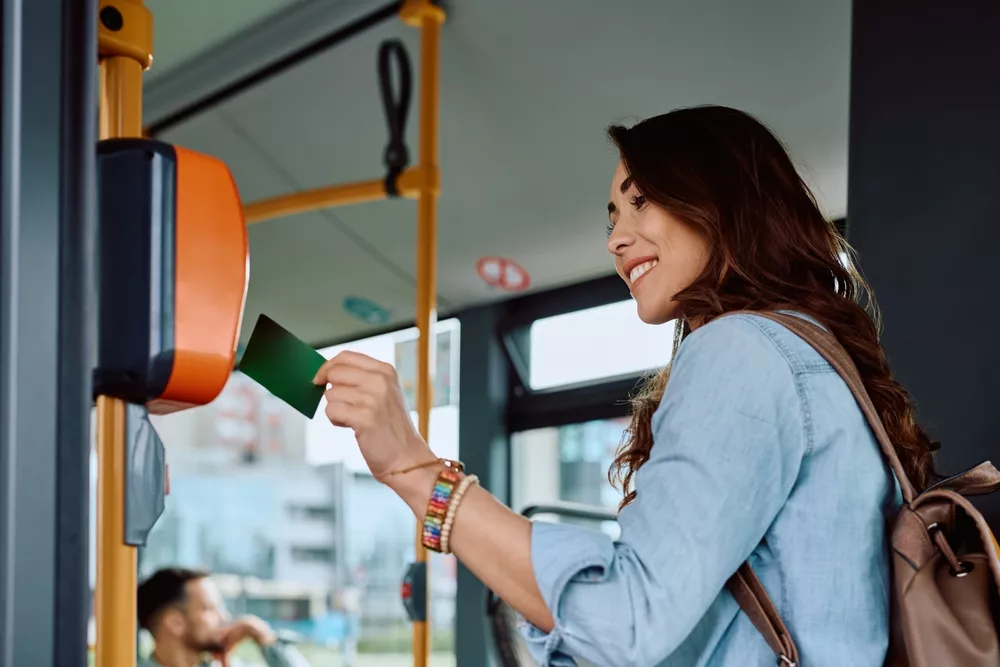 žena kupující jízdenku v tramvaji