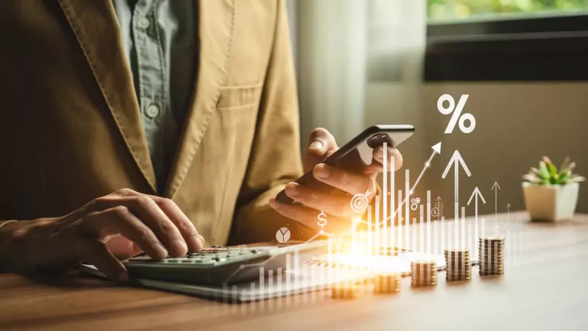 Zaneprázdněný muž počítající mince