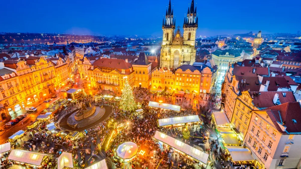 fotografie Staroměstského náměstí při vánočních trzích