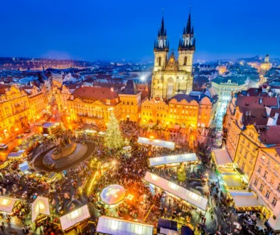 fotografie Staroměstského náměstí při vánočních trzích