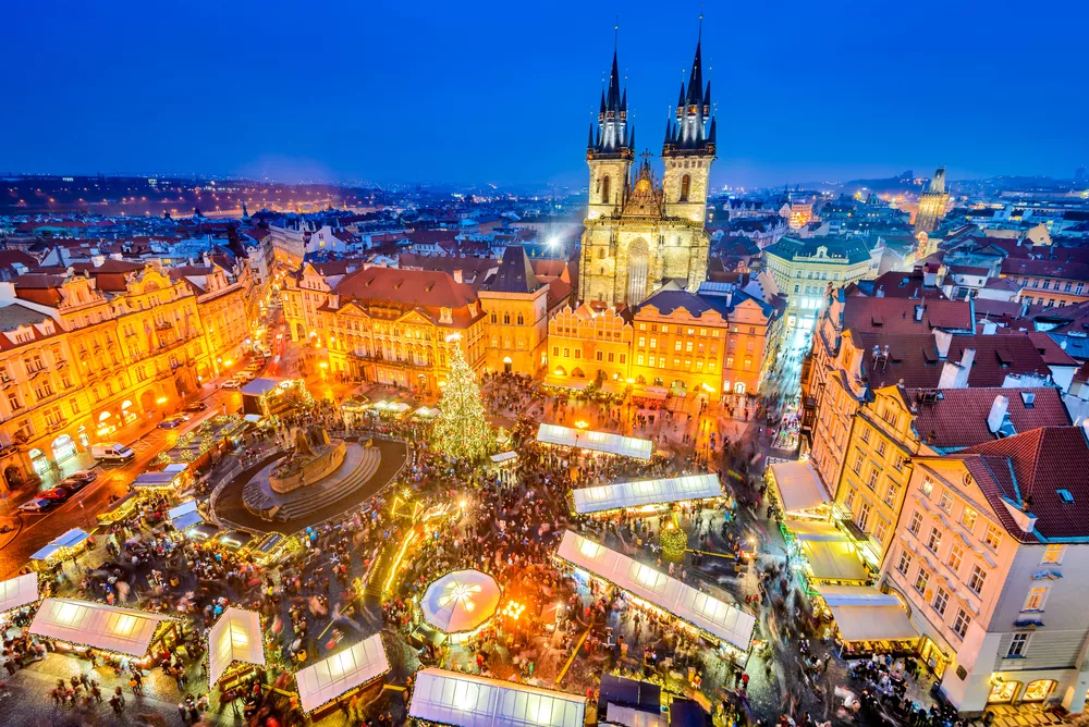 fotografie Staroměstského náměstí při vánočních trzích