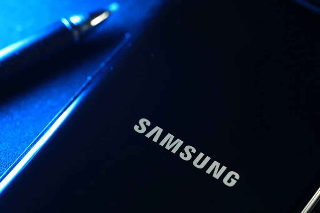 - ByznysDeník Logo Samsung na telefonu