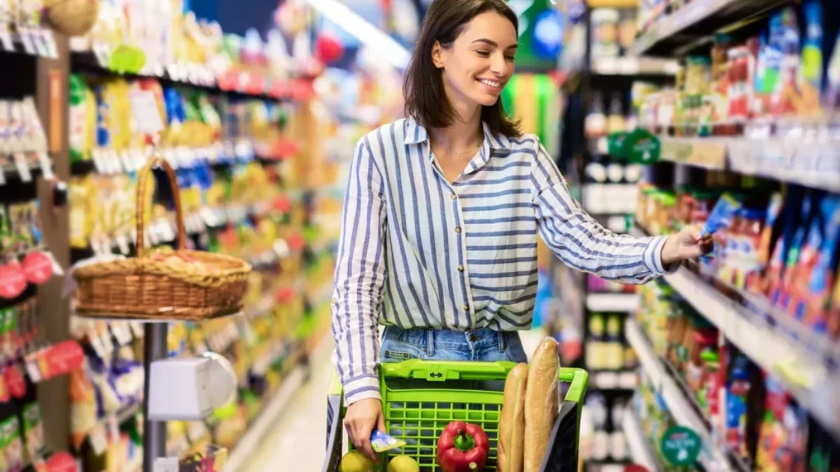 Žena nakupující v supermarketu