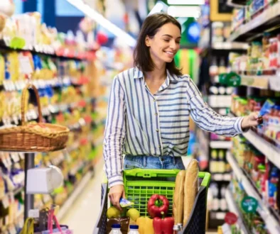 Žena nakupující v supermarketu