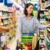 Žena nakupující v supermarketu
