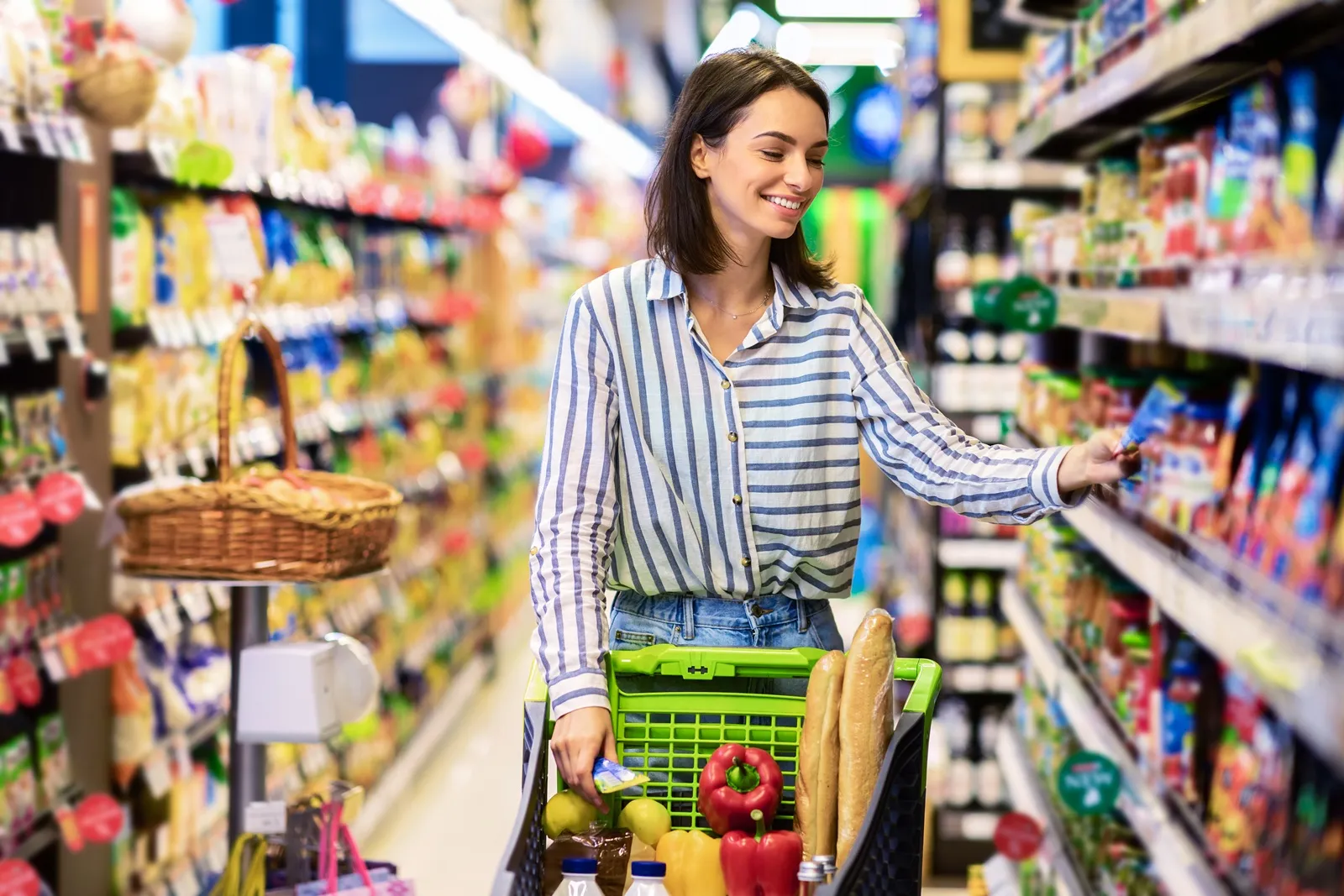 Žena nakupující v supermarketu