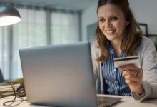 Žena nakupuje online