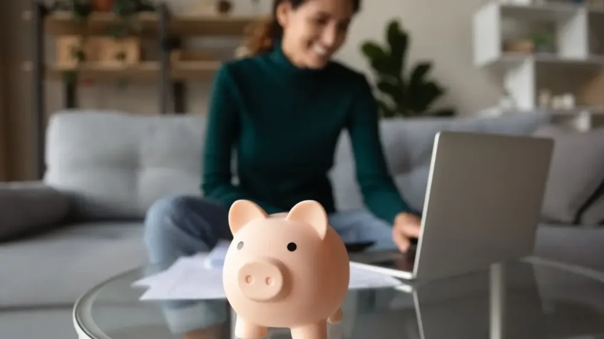 Žena řeší přes dva bankovní účty peníze