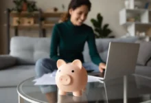 Žena řeší přes dva bankovní účty peníze