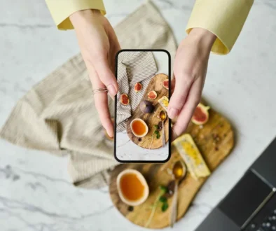 Udělat tu správnou fotku je při výběru telefonu základ. ruce drží telefon a fotí jídlo