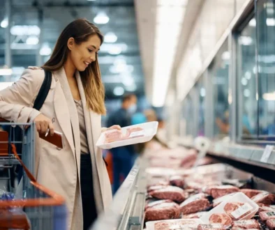 Žena nakupující maso v supermarketu