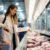 Žena nakupující maso v supermarketu