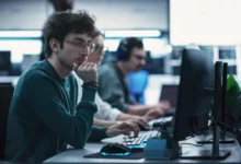 Muž pracující na počítači