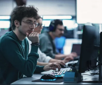 Muž pracující na počítači
