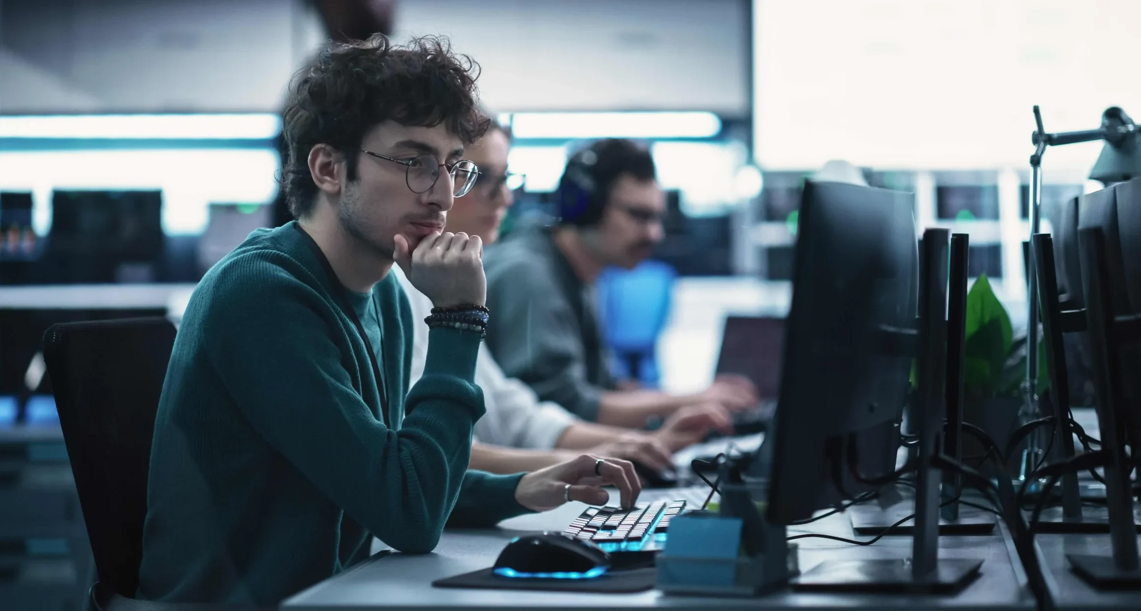 Muž pracující na počítači