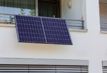 solární panely upevněné na balkoně