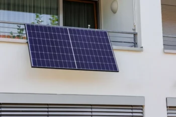solární panely upevněné na balkoně