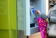 Žena vkládá kartu do bankomatu