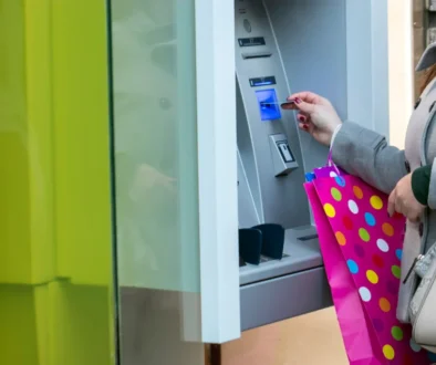 Žena vkládá kartu do bankomatu