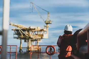 Muž pracující na ropné plošině