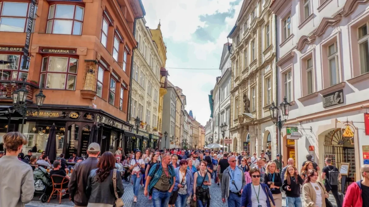 Praha přelidněná ulice